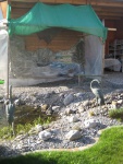Das Wasser des Teichs setzt sich fort